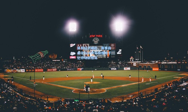 体育经济崛起，赛事商业化与消费升级推动千亿市场新格局