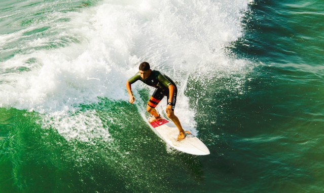 郭艾伦坦言家门口首秀太想赢，开局集体紧张致慢热，团队调整后显韧性